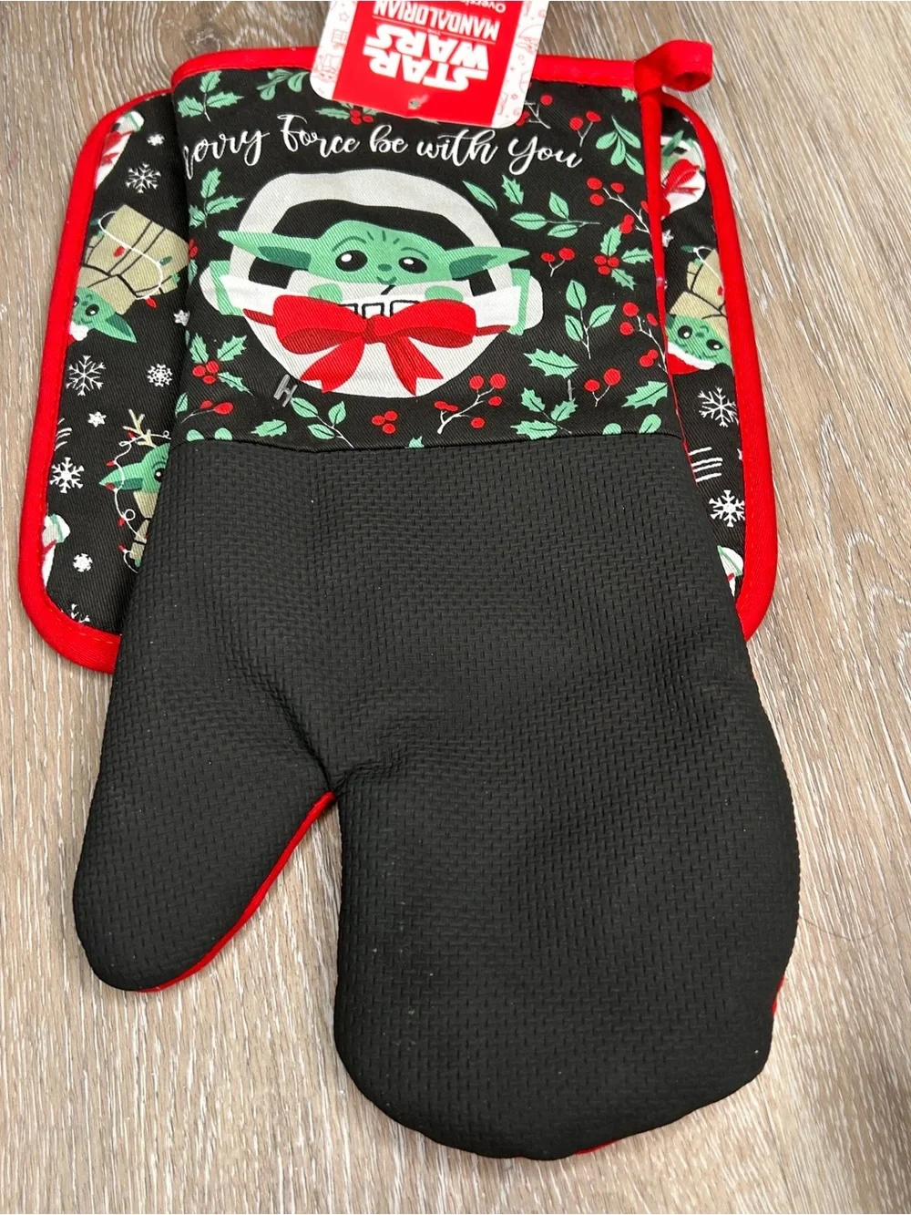 NWT Star Wars Mandalorian Grogu Baby Yoda Holiday Oven Mitt & Pot Holder Set